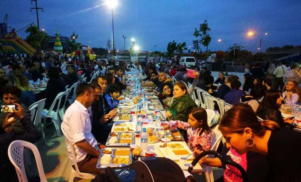Büyük Çorlu Eğitim Kermesi'nde İftar Yemekleri Veriliyor