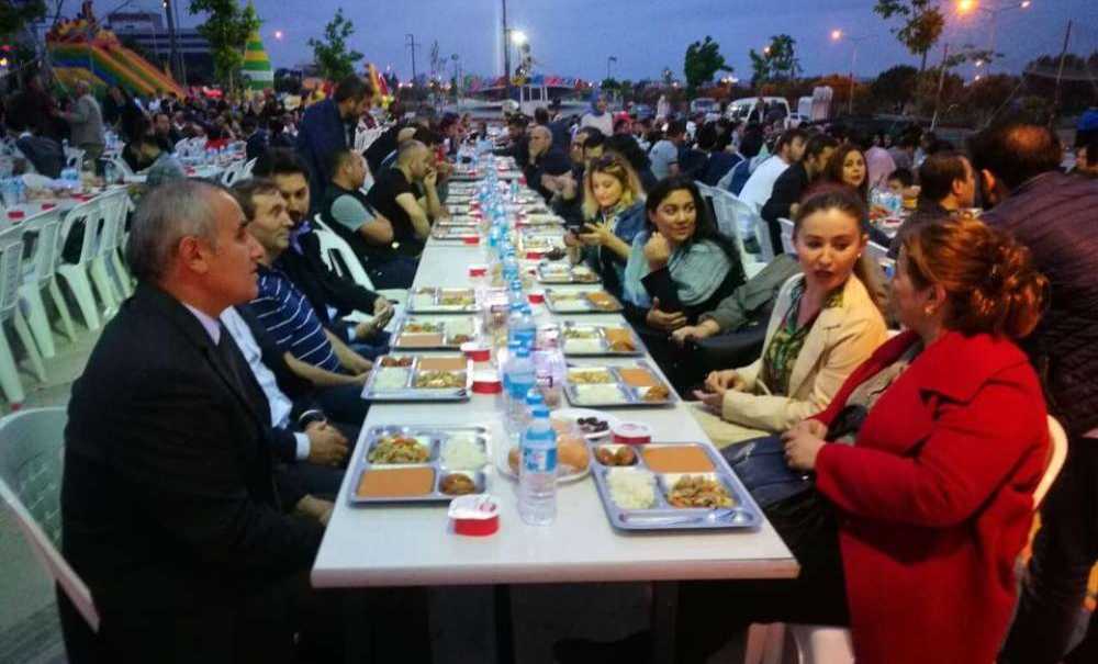 Büyük Çorlu Eğitim Kermesi'nde İftar Yemekleri Veriliyor