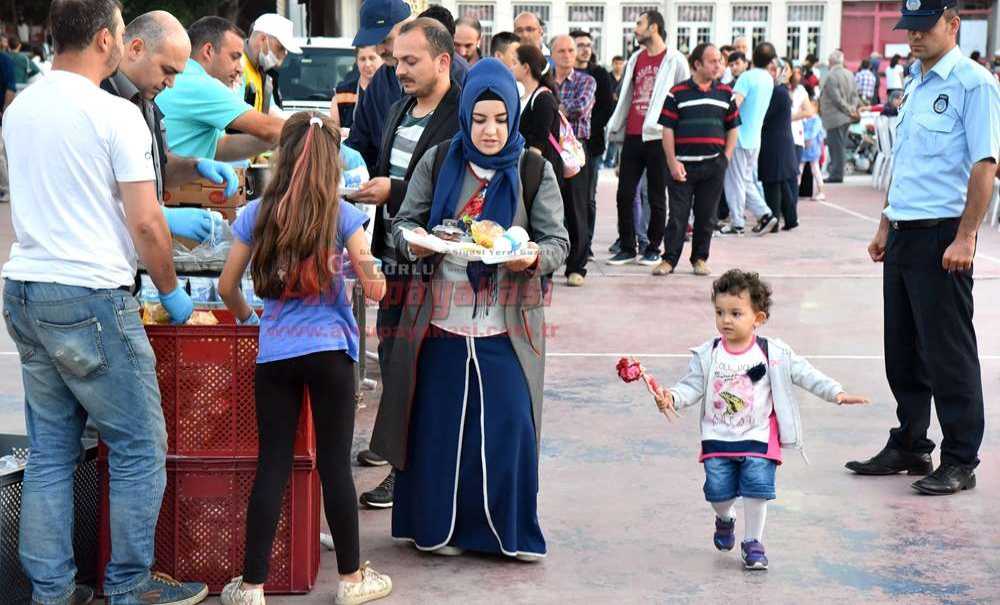 Çorlu Belediyesi'nden İftar Yemekleri