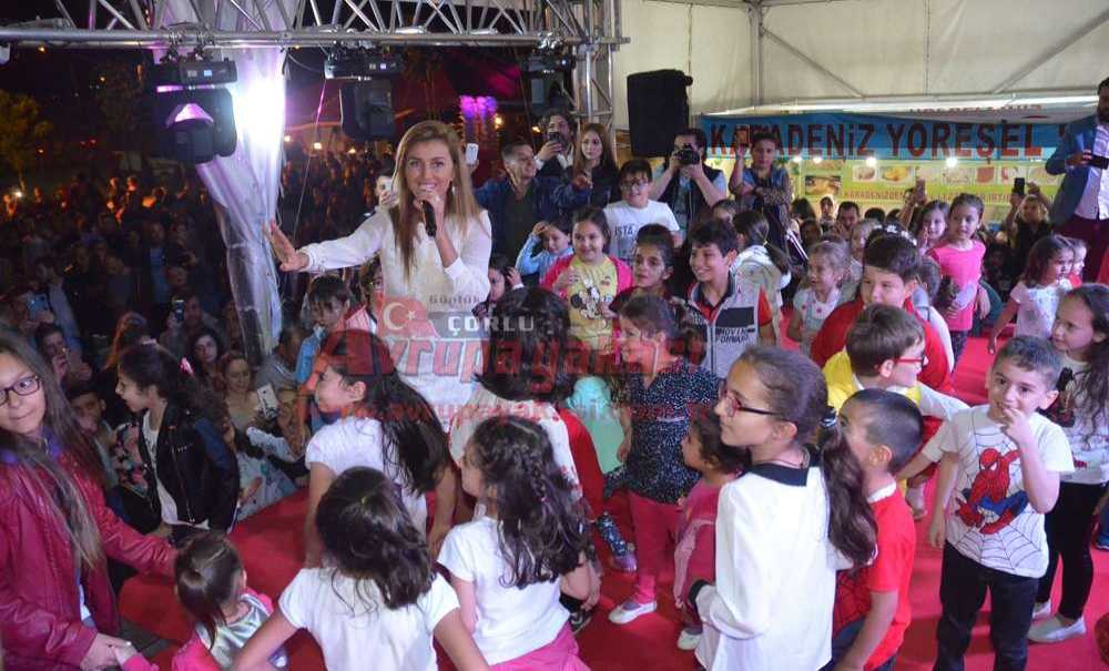 Tuğba Özay Büyük Çorlu Eğitim Kermesi'nde Sahne Aldı