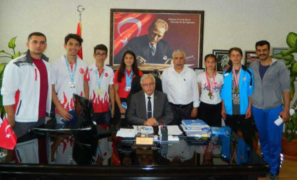 Başarılı Atletlerden Müdür Güçlü'ye Ziyaret