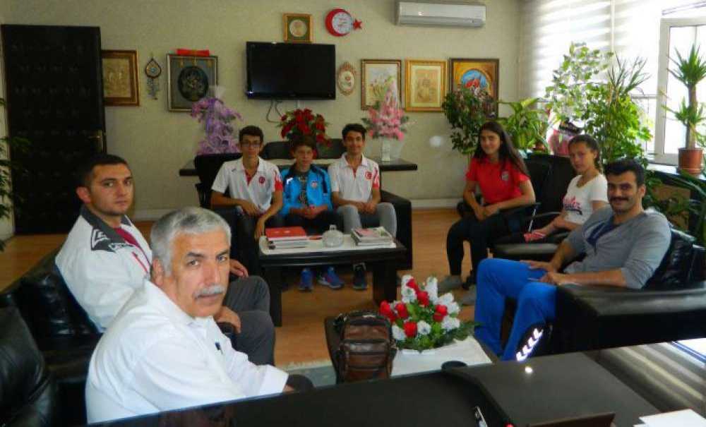 Başarılı Atletlerden Müdür Güçlü'ye Ziyaret