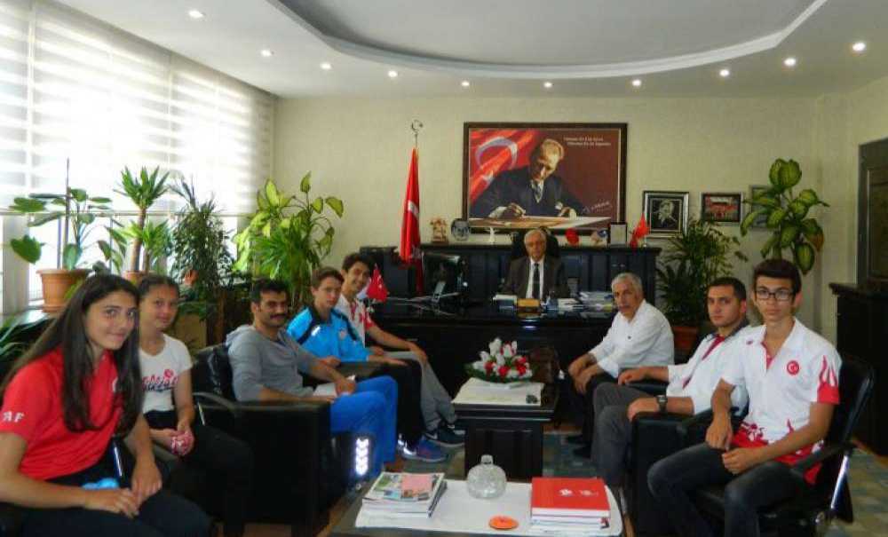 Başarılı Atletlerden Müdür Güçlü'ye Ziyaret