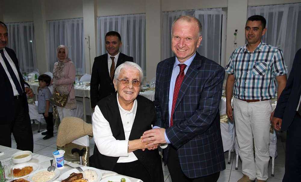 Vali Ceylan Huzurevi Sakinleri Ile İftarda Buluştu