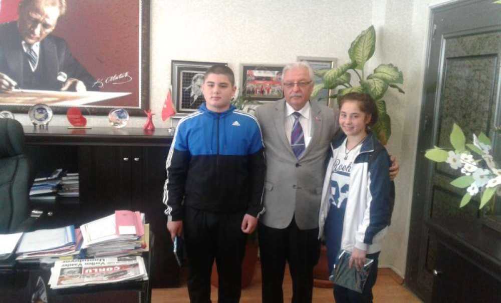 Türkiye 3.'sü Boksörlerden Müdür Güçlü'ye Ziyaret