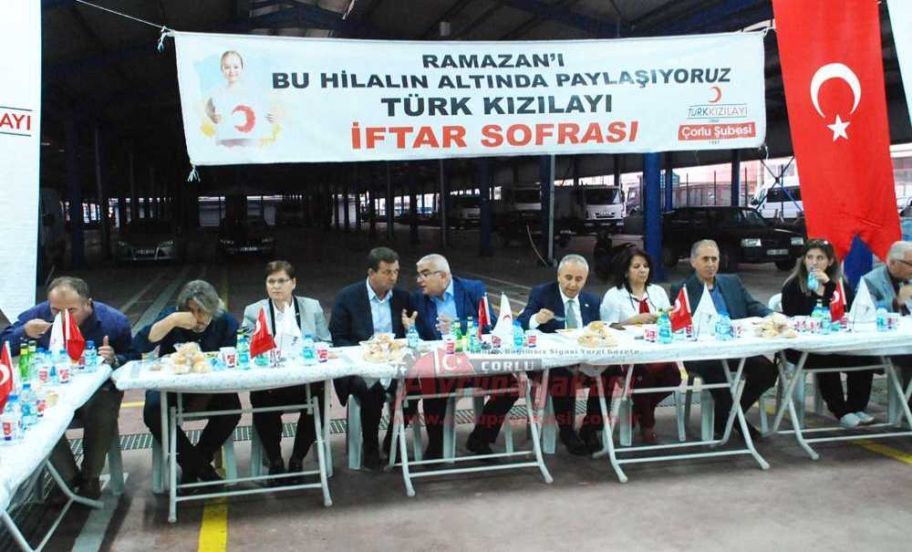Kızılay Çorlu Şubesi'nden İftar Yemeği