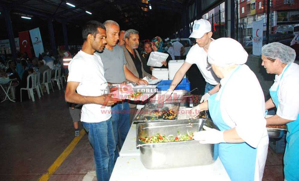 Kızılay Çorlu Şubesi'nden İftar Yemeği