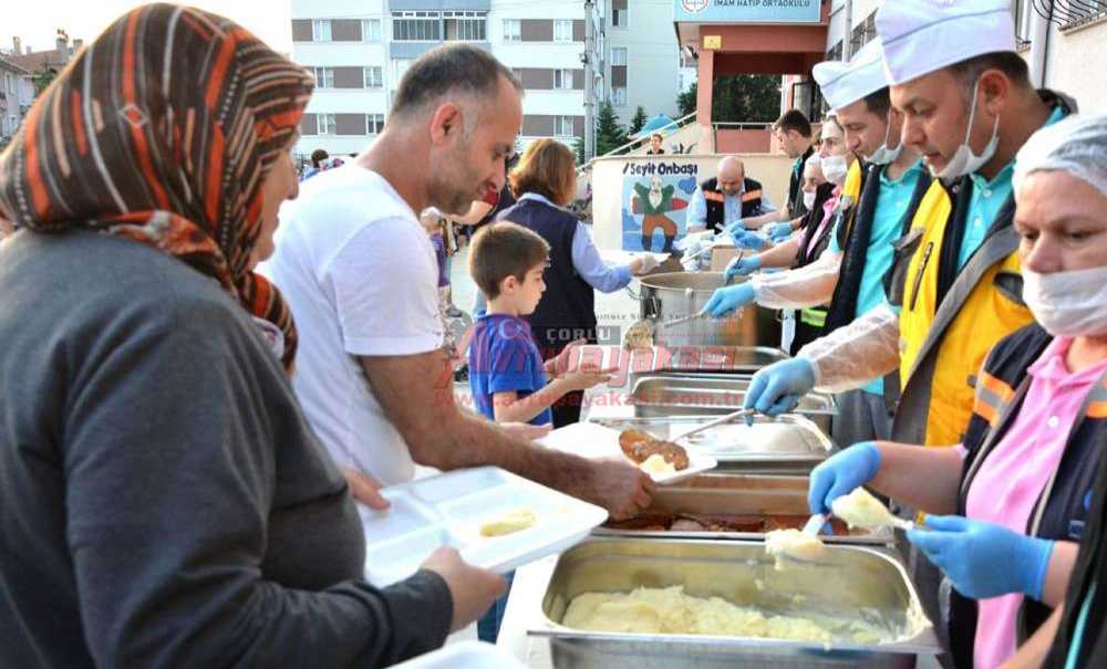 Çorlu Belediyesi'nin İftar Yemekleri Sürüyor