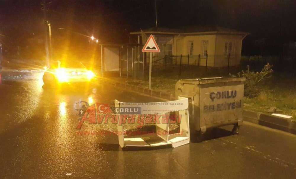 Seyir Halindeki Araç Çöken Yola Düştü