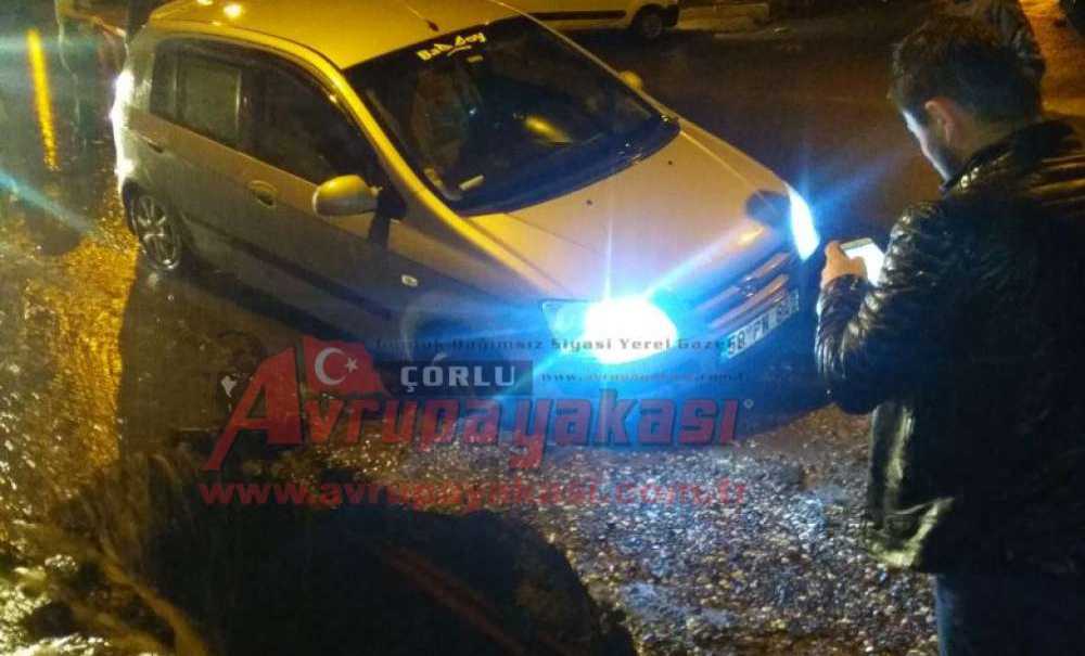 Seyir Halindeki Araç Çöken Yola Düştü