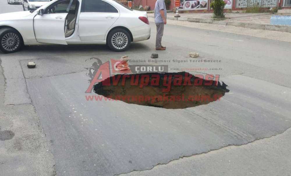 Seyir Halindeki Araç Çöken Yola Düştü