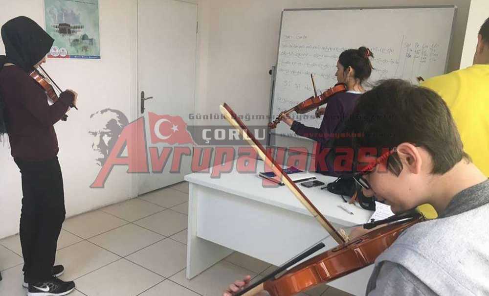 Çorlu Gençlik Merkezi'nden Keman Kursu