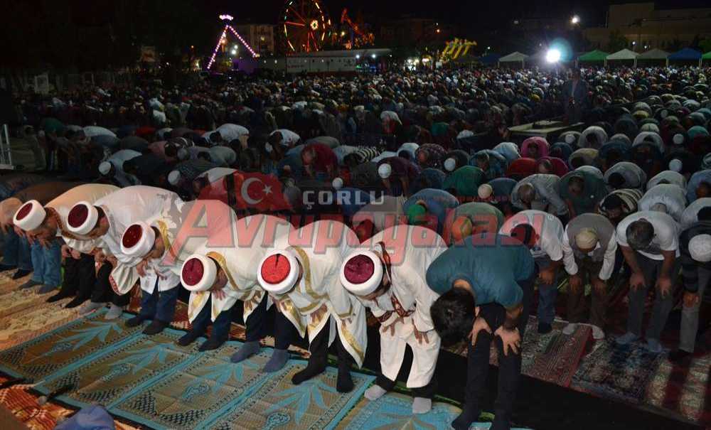 Kadir Gecesinde Binlerce Kişi Teravih Namazında Buluştu Çorlu Müftülüğü'nden Kadir Gecesi Programı