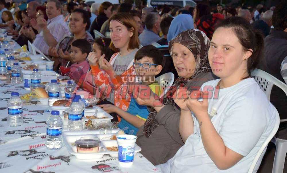 Çorlu Belediyesi'nin İftar Yemekleri Sona Erdi