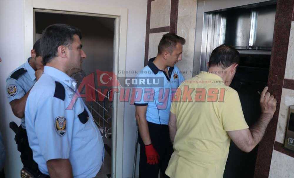 Sıcak Havada Asansörde Kalan Aile Panik Yaşadı