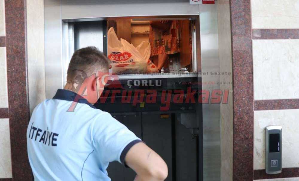 Sıcak Havada Asansörde Kalan Aile Panik Yaşadı