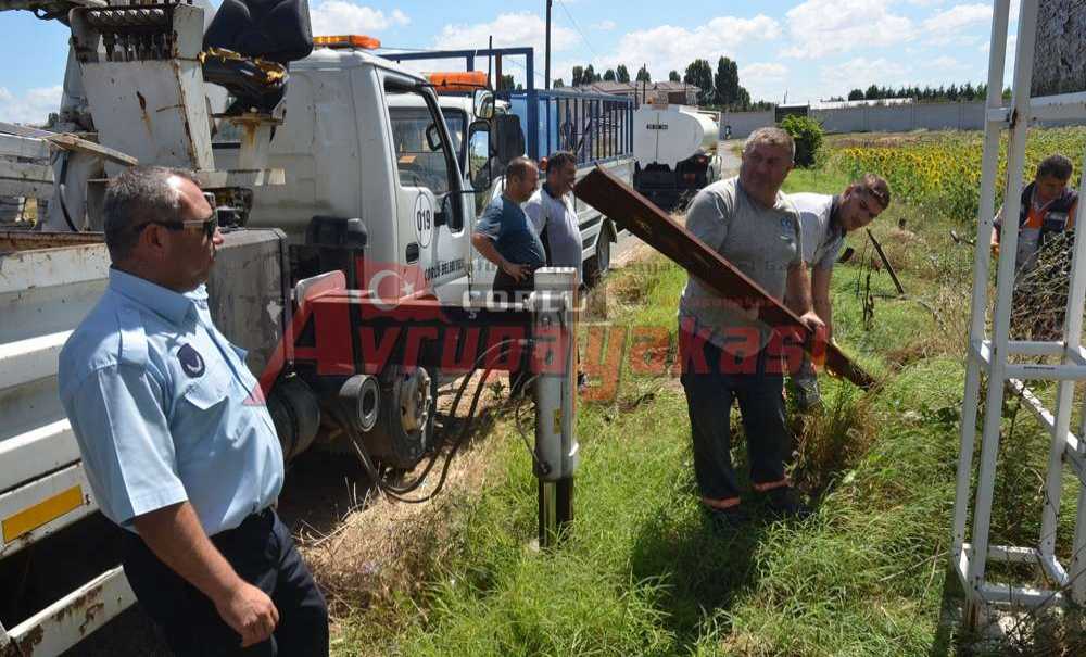 Zabıta Tabelaları Sökmeye Başladı