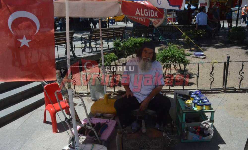 36 Yıldır Ayakkabı Boyuyor