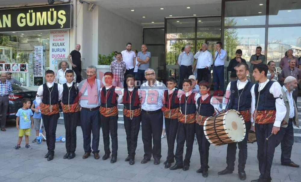 Erzurum Halk Oyunları Ekibinden Başkan Baysan'a Türk Bayrağı
