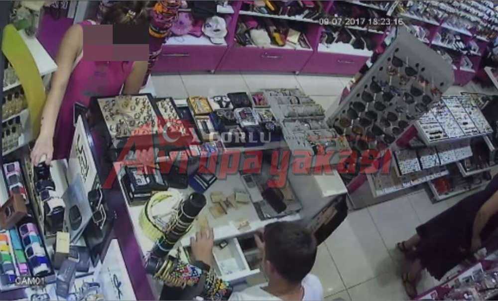 Saat Hırsızı Kadın Kameraya Yakalandı