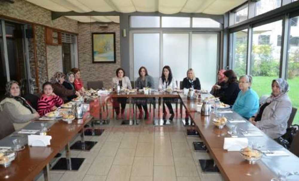 Mhp'li Kadınlar Şehit Anneleri Ile Kahvaltıda Bir Araya Geldi