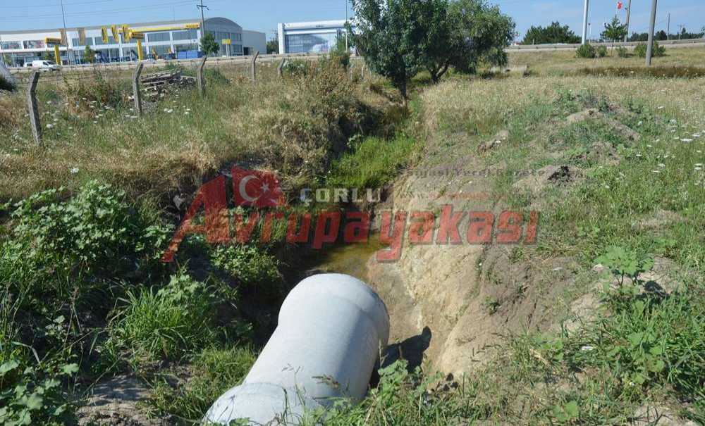 Karayolları Toplanan Suyu Vatandaşın Arazisine Bırakıyor