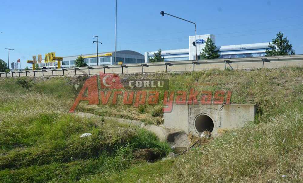 Karayolları Toplanan Suyu Vatandaşın Arazisine Bırakıyor