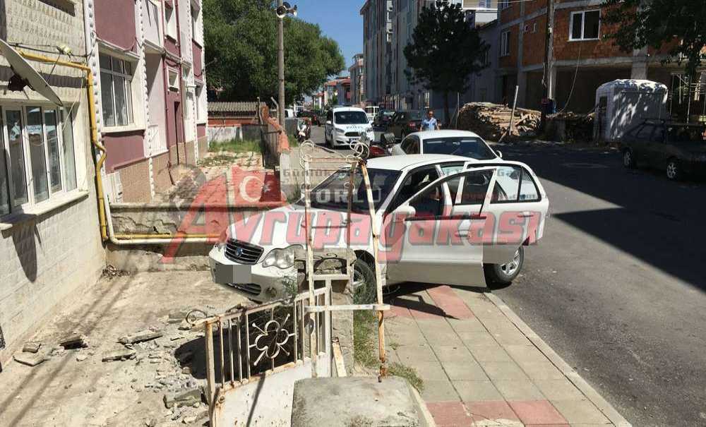 Acemi Sürücü Önce Kaldırıma Ardından Duvara Çarptı