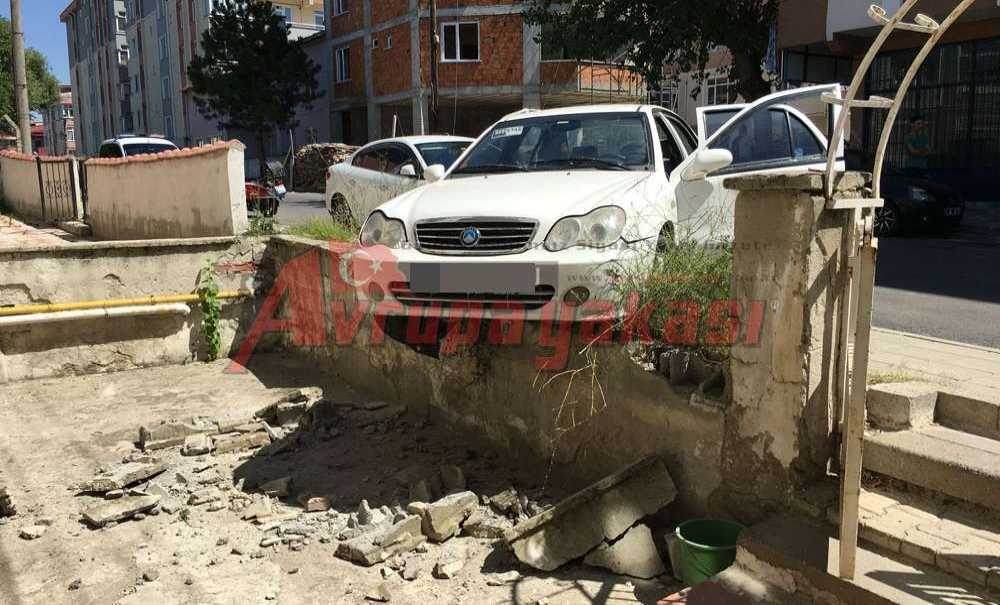 Acemi Sürücü Önce Kaldırıma Ardından Duvara Çarptı