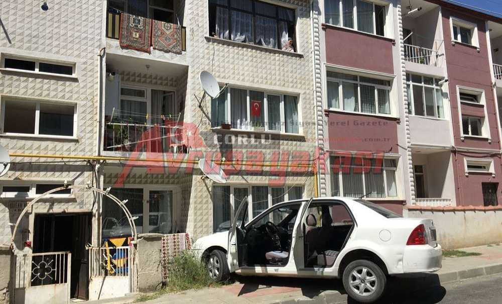 Acemi Sürücü Önce Kaldırıma Ardından Duvara Çarptı