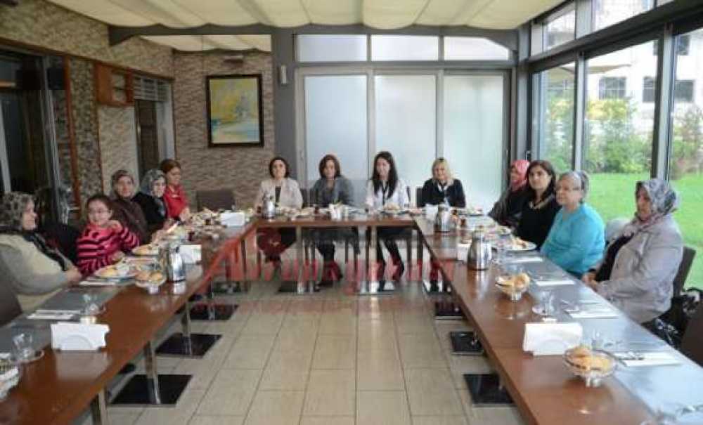 Mhp'li Kadınlar Şehit Anneleri Ile Kahvaltıda Bir Araya Geldi