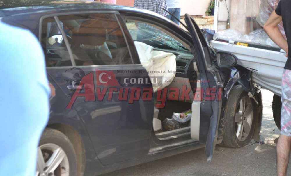 Dikkatsiz Sürücü Park Halindeki Kamyonete Çarptı