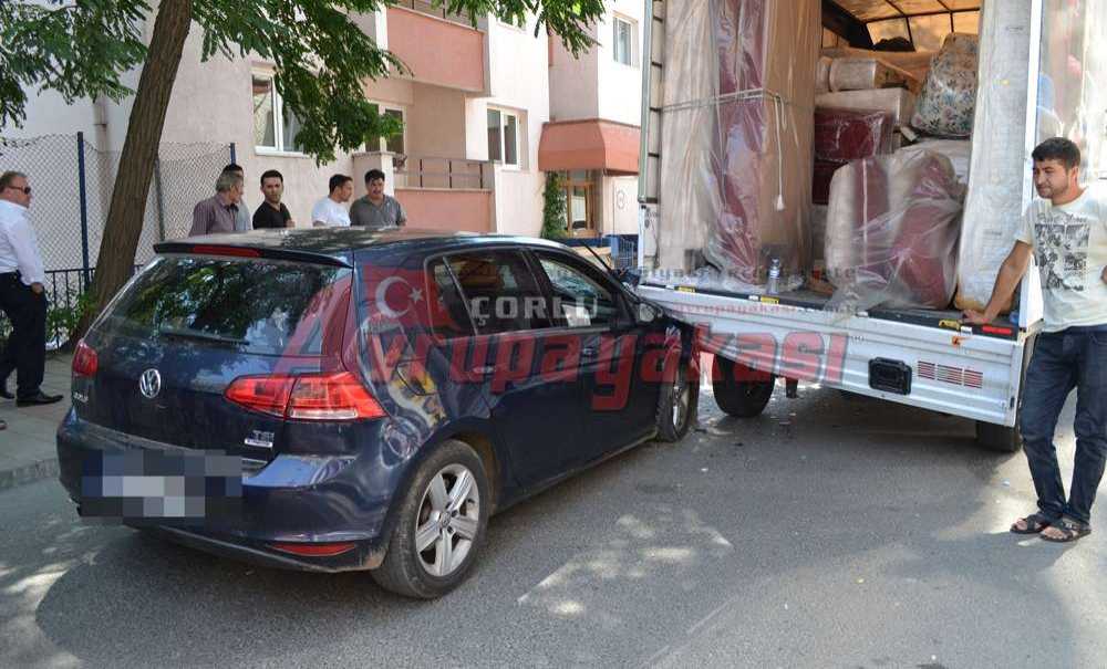 Dikkatsiz Sürücü Park Halindeki Kamyonete Çarptı