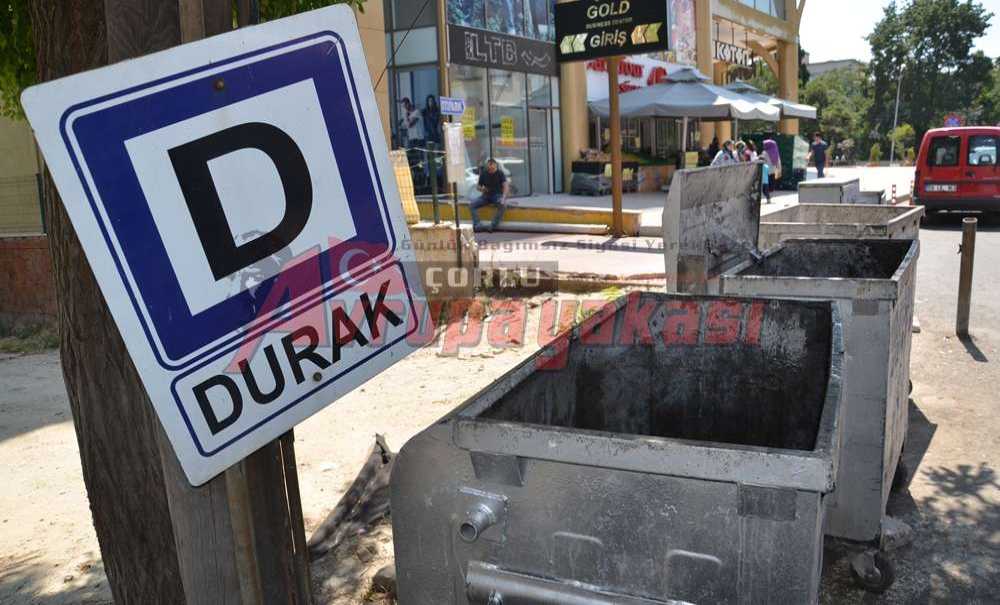 Çöp Kokulu Durakta Kaldırılan Çöp Bidonları Yeniden Konuldu