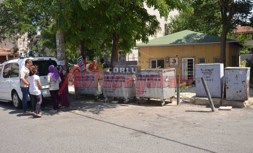 Çöp Kokulu Durakta Kaldırılan Çöp Bidonları Yeniden Konuldu