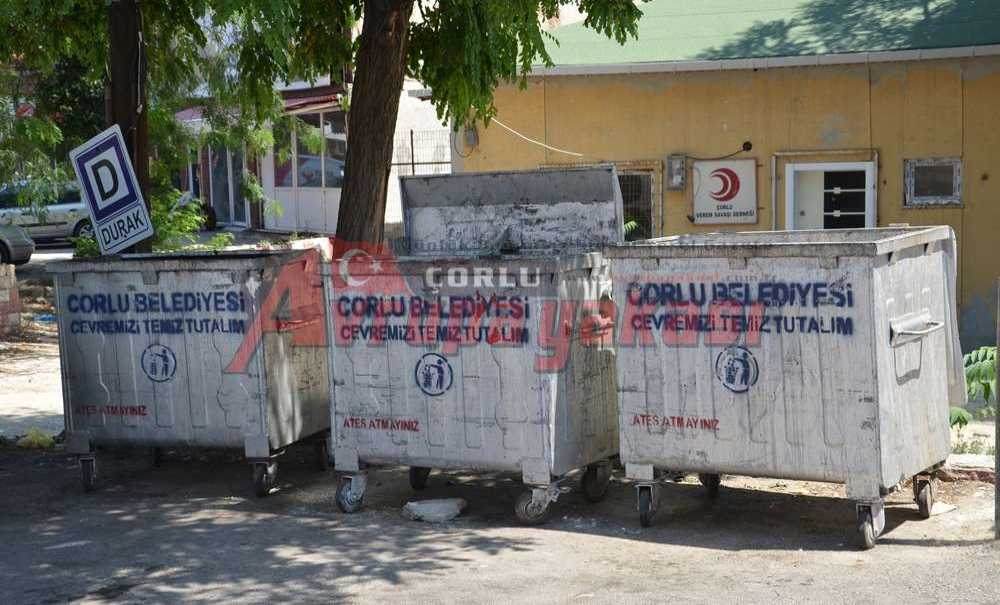 Çöp Kokulu Durakta Kaldırılan Çöp Bidonları Yeniden Konuldu
