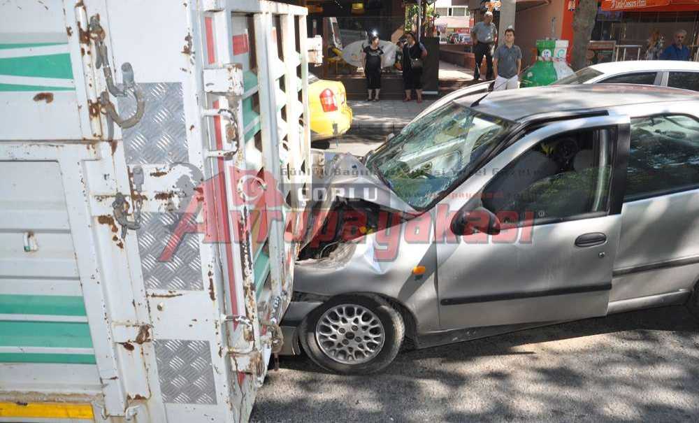 Dikkatsizlik Kazaya Neden Oldu; 2 Yaralı