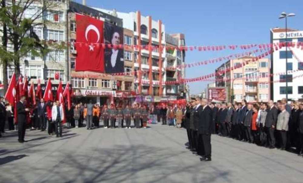 Atatürk Anıtına Çelenk Sunuldu