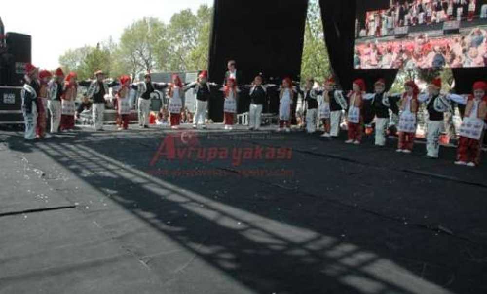 30 Okul Bir Arada 23 Nisan`ı Kutladı