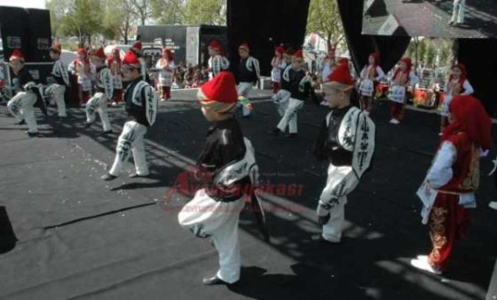 30 Okul Bir Arada 23 Nisan`ı Kutladı