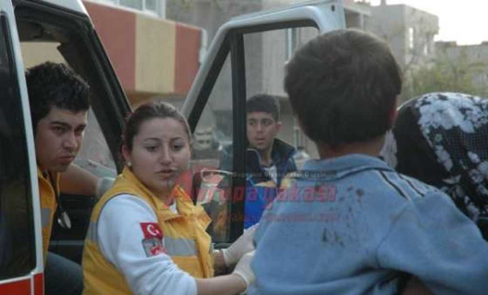 Gürültü Yapan Küçük Çocuğun Kafasını Yardı