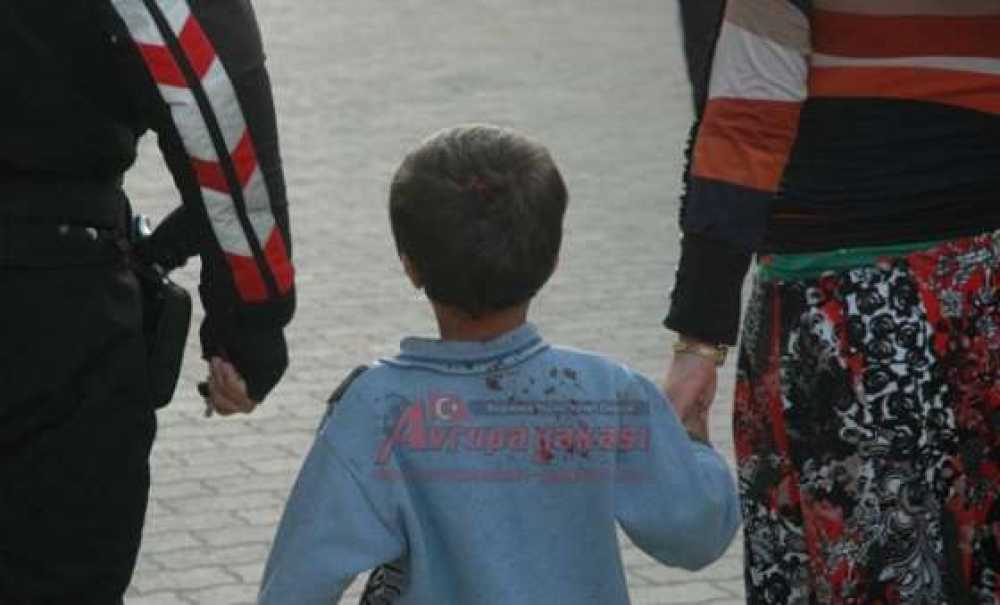 Gürültü Yapan Küçük Çocuğun Kafasını Yardı