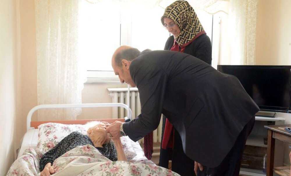 Vali Çiftçi 104 Yaşındaki Resmiye Nineyi Ziyaret Etti