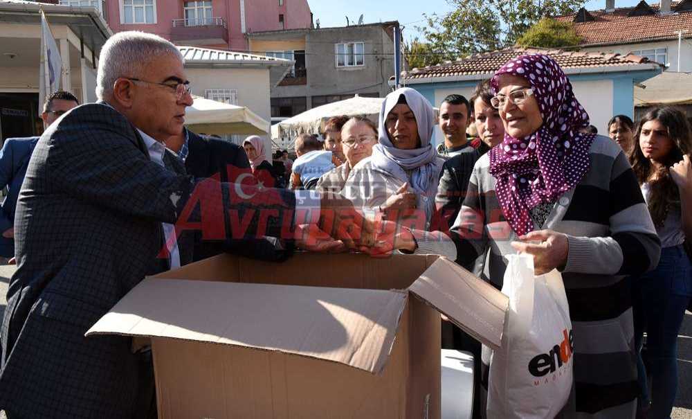 Başkan Baysan'dan Kapalı Pazar Yerinde Aşure İkramı