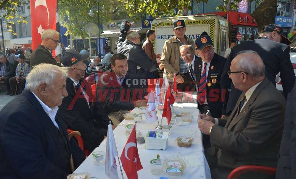Kızılay Çorlu Şubesi Aşure Dağıttı