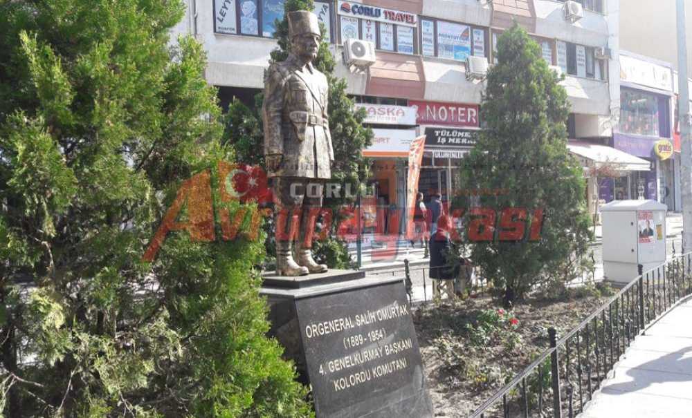 Omurtak Caddesi'ne Anlamlı Heykel