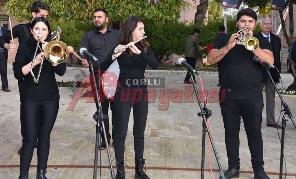 Cumhuriyet Bandosu 13 Kasım'ın Coşkusunu Sokağa Taşıdı