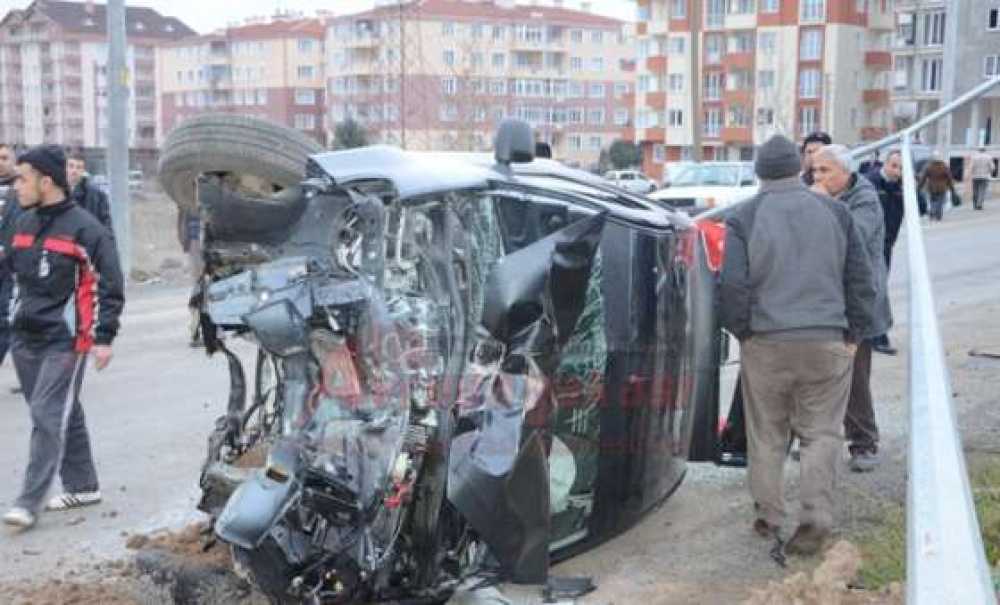 Otomobil Direğe Çarptı; 7 Kişi Yaralandı