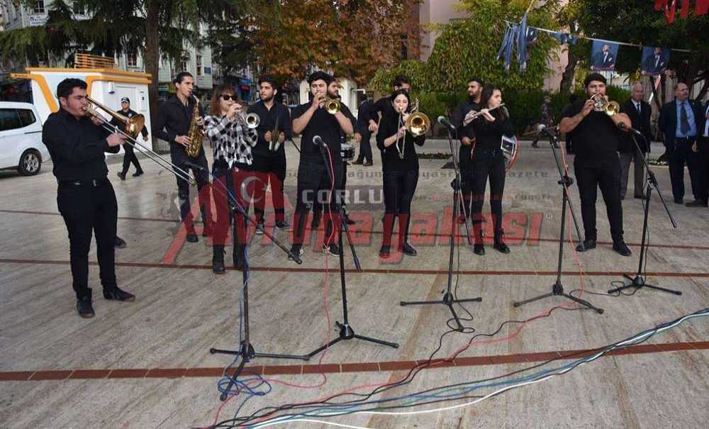 Cumhuriyet Bandosu 13 Kasım'ın Coşkusunu Sokağa Taşıdı