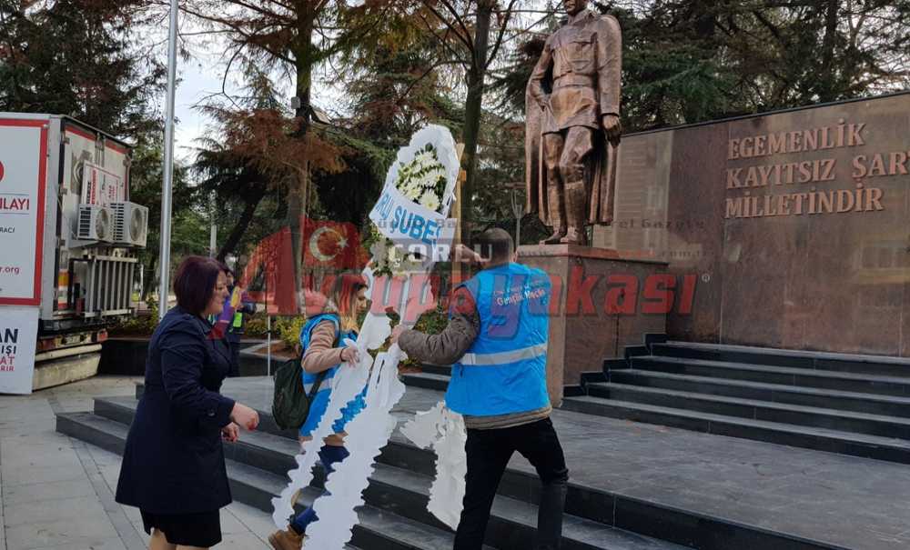 Atatürk Anıtına Çelenk Sundular